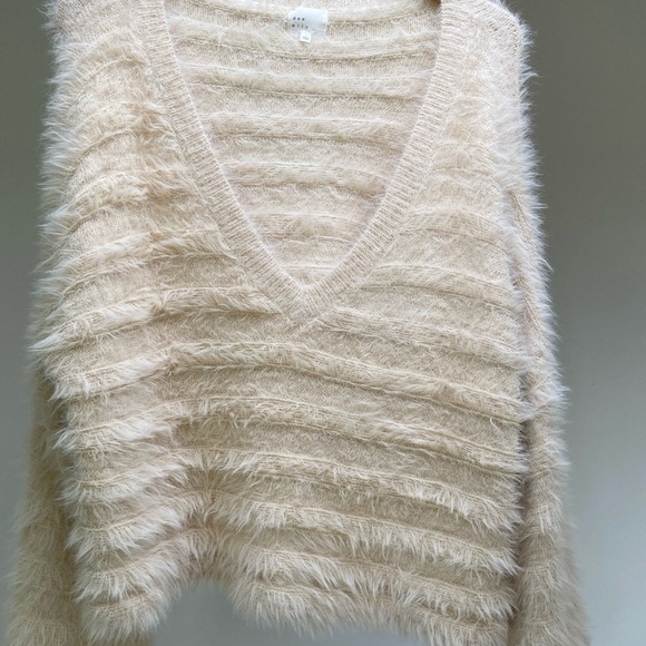 Dee Elly | New without Tags Fuzzy Bell Sleeve Cropped Sweater - Picture 5 of 8